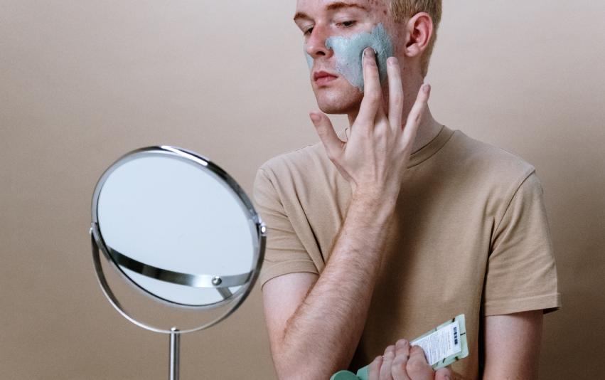Pele acneica: Saiba o que causa a acne e como tratar a pele acneica